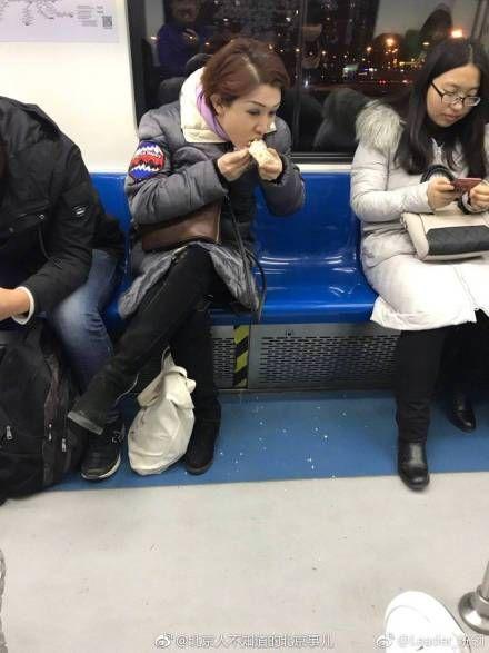 娱乐吃瓜酱坐地铁,揭秘都市生活百态